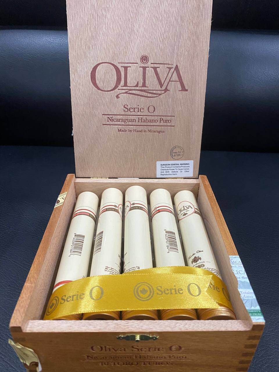 Những điếu xì gà đựng trong hộp gỗ sang trọng và tinh tế